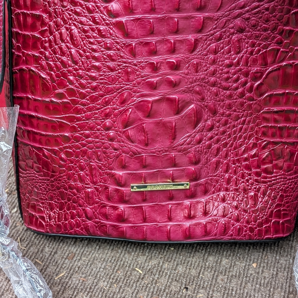 Elegant Crocodile-Embossed Pink Handbag